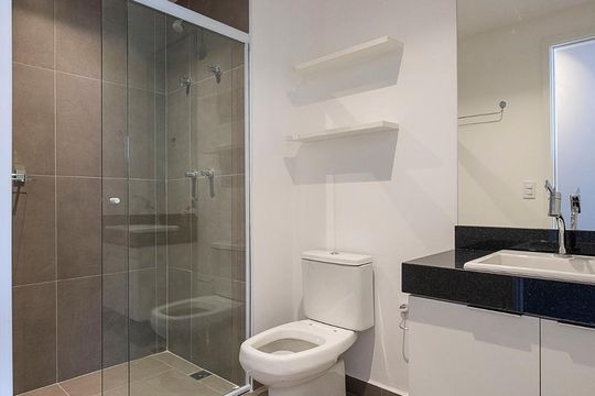 Banheiro de kitnet/studio para alugar com 1 quarto, 48m² em Cerqueira César, São Paulo