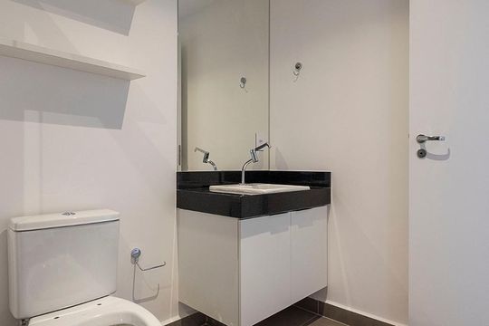 Banheiro de kitnet/studio para alugar com 1 quarto, 48m² em Cerqueira César, São Paulo