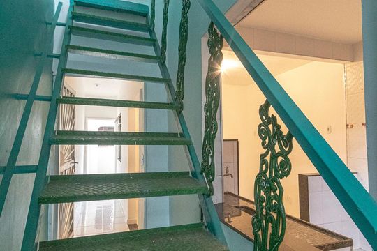 Escada de casa para alugar com 2 quartos, 55m² em Bento Ribeiro, Rio de Janeiro