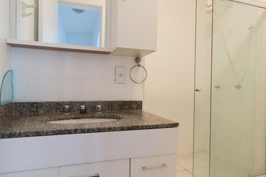 Banheiro de apartamento à venda com 2 quartos, 90m² em Grajau, Rio de Janeiro