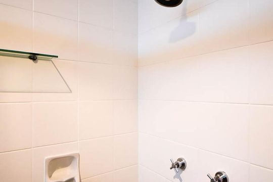 Chuveiro do banheiro da suíte 2 de apartamento à venda com 4 quartos, 300m² em Vila Andrade, São Paulo