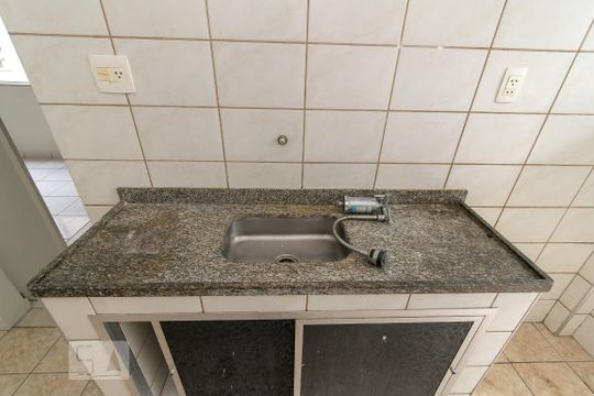 Cozinha de apartamento para alugar com 1 quarto, 50m² em Olaria, Rio de Janeiro