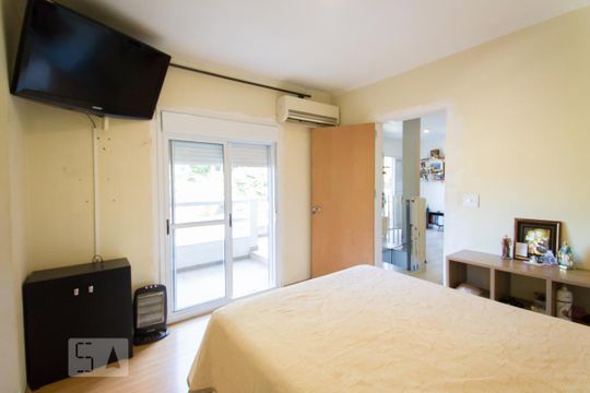 Suíte de casa à venda com 5 quartos, 250m² em Vila Brasílio Machado, São Paulo