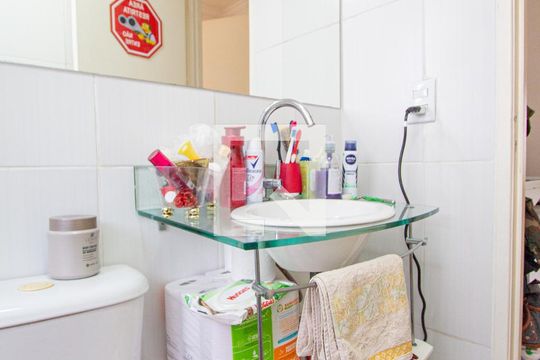 Banheiro de apartamento à venda com 2 quartos, 49m² em São Pedro, Osasco