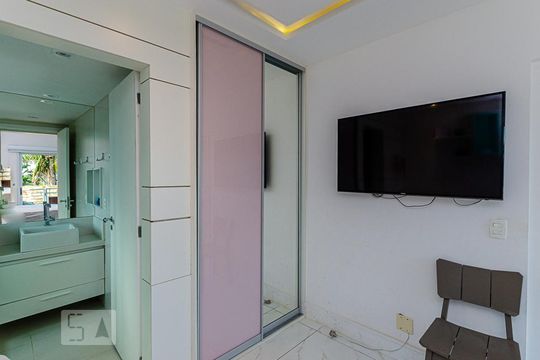 Suite 1 de apartamento para alugar com 2 quartos, 65m² em Camboinhas, Niterói