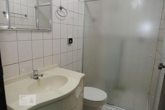 Banheiro de casa para alugar com 2 quartos, 112m² em Nova Petrópolis, São Bernardo do Campo
