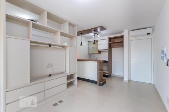 Sala de kitnet/studio para alugar com 1 quarto, 45m² em Centro, Campinas