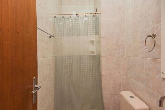 Banheiro  de apartamento à venda com 1 quarto, 46m² em Vila Ipiranga, Porto Alegre