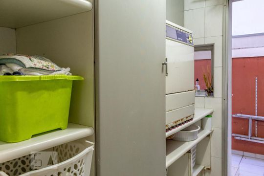 Lavanderia de casa de condomínio à venda com 5 quartos, 420m² em Alphaville, Santana de Parnaíba