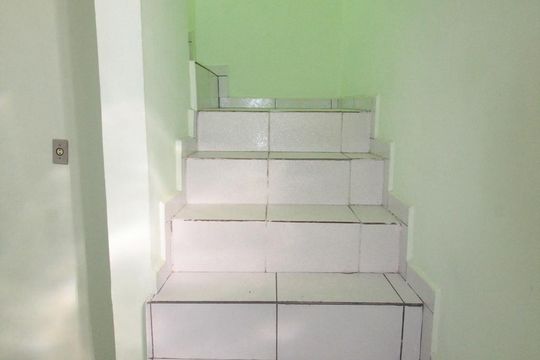 escada acesso dormitorio de kitnet/studio para alugar com 1 quarto, 40m² em Vila Palmeiras, São Paulo