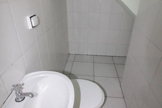banheiro de kitnet/studio para alugar com 1 quarto, 40m² em Vila Palmeiras, São Paulo