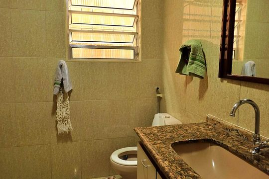 Banheiro 2 de casa à venda com 3 quartos, 300m² em Vila Aquilino, Santo André