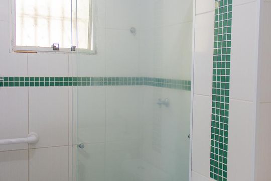 Banheiro de apartamento à venda com 2 quartos, 60m² em Vila Tibiriçá, Santo André