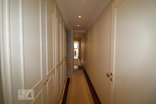 Corredor com armários de apartamento para alugar com 3 quartos, 303m² em Santa Paula, São Caetano do Sul