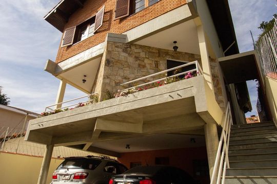 Fachada de casa à venda com 5 quartos, 424m² em Vila Indiana, São Paulo