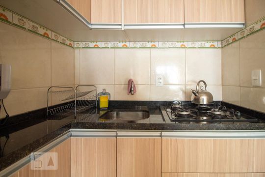 Cozinha de apartamento para alugar com 1 quarto, 32m² em Jardim Leopoldina, Porto Alegre