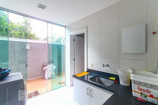 Área de Serviço de casa de condomínio para alugar com 5 quartos, 700m² em Vargem Pequena, Rio de Janeiro