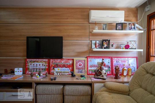 Sala de casa à venda com 4 quartos, 300m² em Jardim Itu-sabará, Porto Alegre