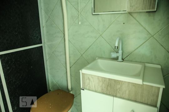 Banheiro de casa à venda com 1 quarto, 50m² em São José, Porto Alegre