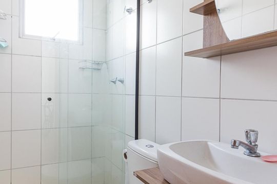 Banheiro de apartamento à venda com 2 quartos, 54m² em Rubem Berta, Porto Alegre