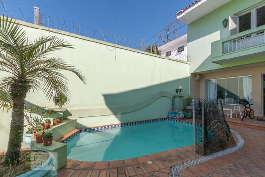 Piscina de casa à venda com 3 quartos, 200m² em Parque Colonial, São Paulo