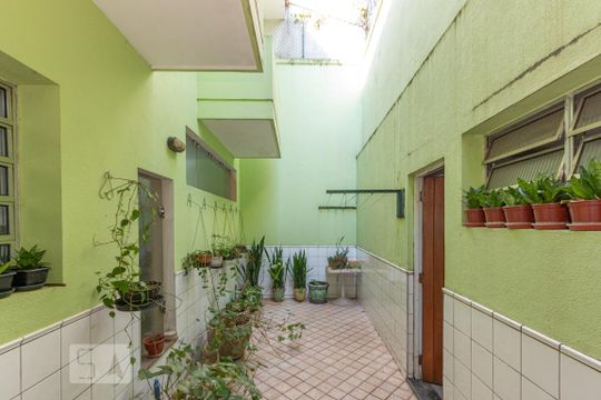 Quintal de casa à venda com 3 quartos, 200m² em Parque Colonial, São Paulo
