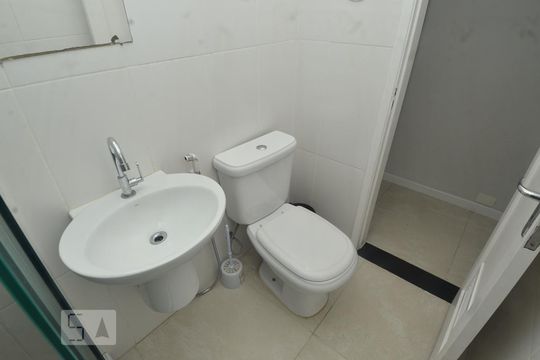Banheiro  de kitnet/studio para alugar com 1 quarto, 44m² em Copacabana, Rio de Janeiro