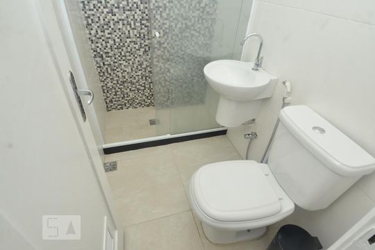 Banheiro  de kitnet/studio para alugar com 1 quarto, 44m² em Copacabana, Rio de Janeiro