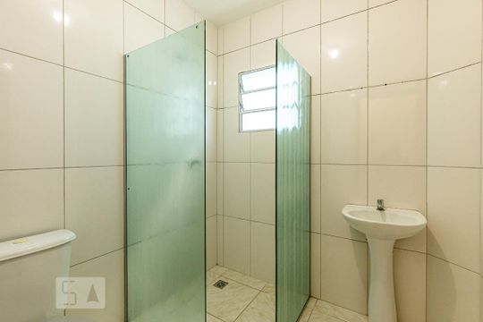 Banheiro de casa de condomínio para alugar com 1 quarto, 43m² em Vila Boaçava, São Paulo