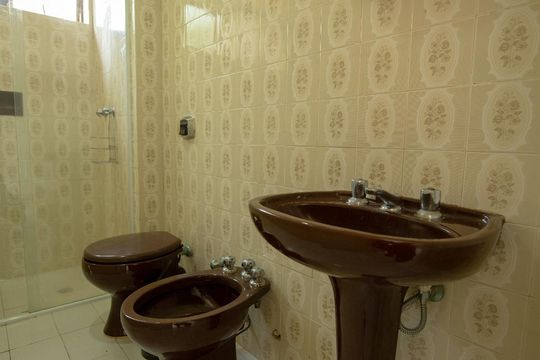 Banheiro 1 de apartamento para alugar com 2 quartos, 63m² em Menino Deus, Porto Alegre
