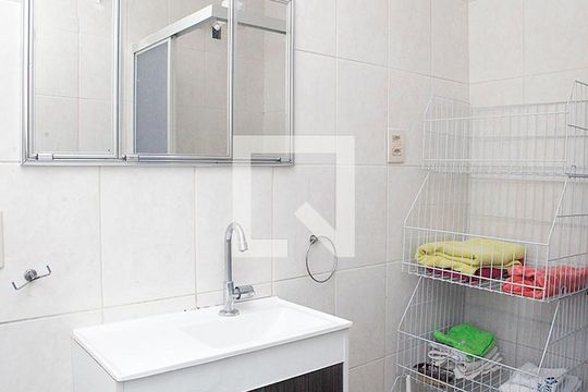 Banheiro de apartamento à venda com 1 quarto, 34m² em Centro Histórico, Porto Alegre