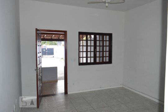 Sala de casa para alugar com 2 quartos, 200m² em Piratininga, Niterói