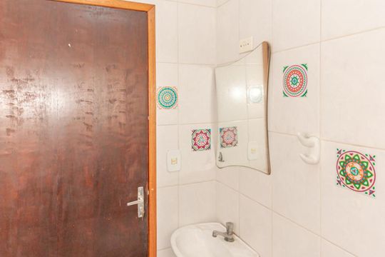 Banheiro de kitnet/studio para alugar com 1 quarto, 15m² em Jardim Promissão, São Paulo