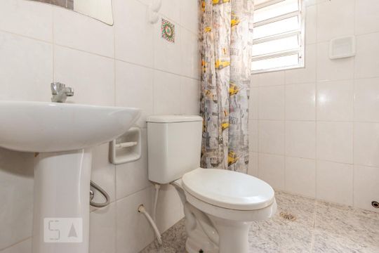 Banheiro de kitnet/studio para alugar com 1 quarto, 15m² em Jardim Promissão, São Paulo