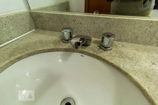 Banheiro - Torneira de apartamento para alugar com 1 quarto, 46m² em Sul (águas Claras), Brasília
