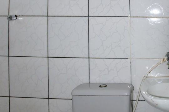 Banheiro de casa para alugar com 1 quarto, 40m² em Parque Guarani, São Paulo