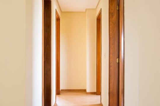 Corredor de apartamento à venda com 2 quartos, 73m² em Jardim do Salso, Porto Alegre