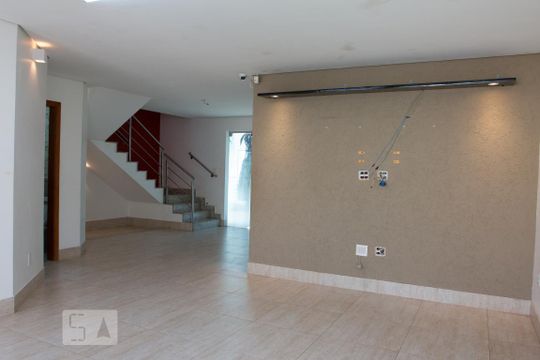 Sala  de casa para alugar com 4 quartos, 227m² em Tibery, Uberlândia
