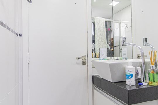 Banheiro de apartamento à venda com 1 quarto, 40m² em Vila Izabel, Curitiba