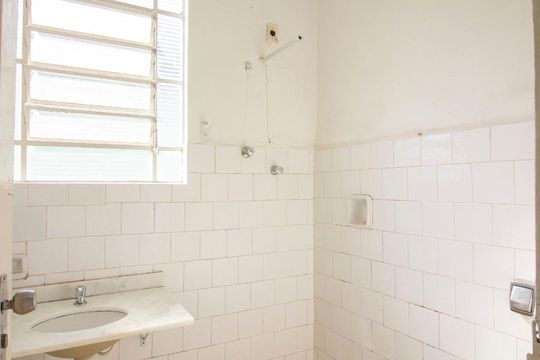 Banheiro de casa à venda com 1 quarto, 60m² em Anhangabaú, Jundiaí