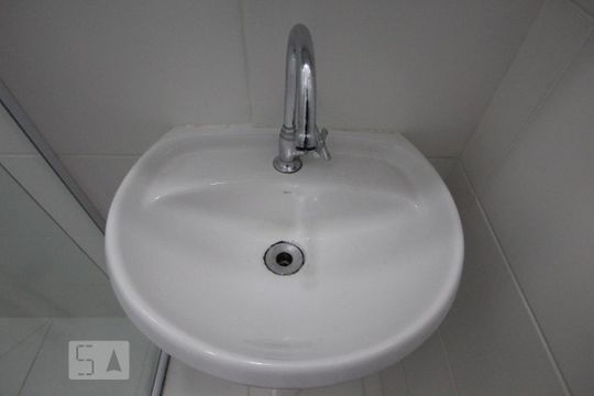 Banheiro de apartamento para alugar com 2 quartos, 52m² em Jardim Monte Alegre, Taboão da Serra
