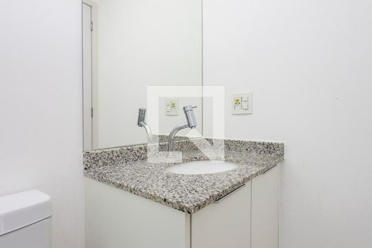 Banheiro de kitnet/studio para alugar com 0 quarto, 43m² em Campo Belo, São Paulo
