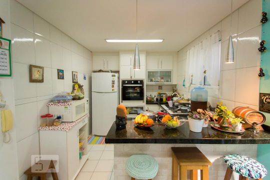 Cozinha de casa de condomínio à venda com 3 quartos, 137m² em Bosque da Saúde, São Paulo