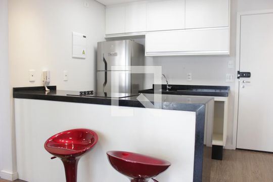 Cozinha com banquetas de kitnet/studio para alugar com 1 quarto, 38m² em Jardim Flor da Montanha, Guarulhos