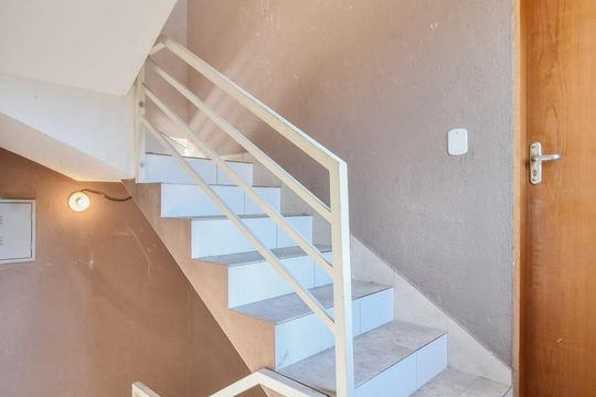 Escada de kitnet/studio para alugar com 1 quarto, 45m² em Jardim Monte Azul, São Paulo