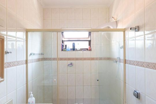 Banheiro social  de casa à venda com 3 quartos, 199m² em Centro, Diadema