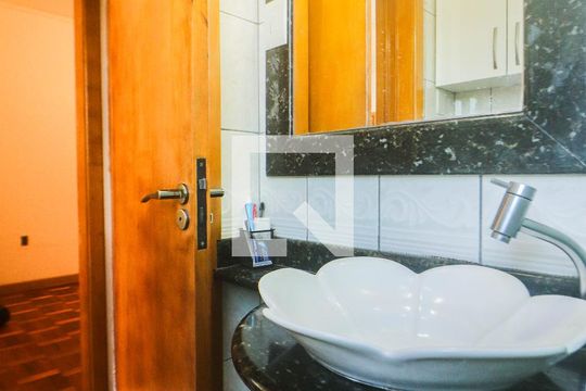 Banheiro de apartamento à venda com 2 quartos, 53m² em Petrópolis, Porto Alegre