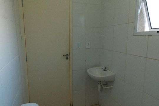 Banheiro de casa de condomínio para alugar com 2 quartos, 64m² em Vila Pomar, Mogi das Cruzes