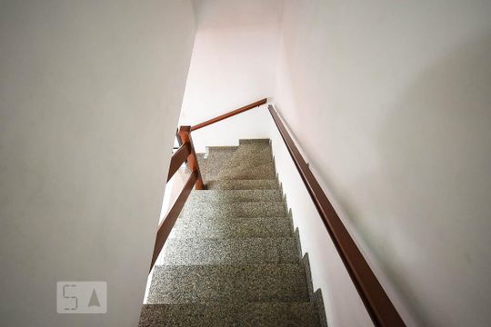 Escada de casa para alugar com 4 quartos, 500m² em Cidade Intercap, Taboão da Serra