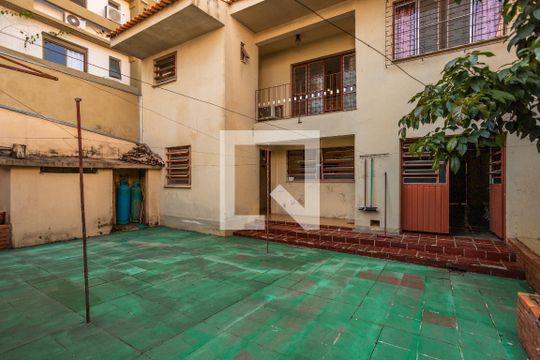 Quintal de casa à venda com 3 quartos, 300m² em Boa Vista, Porto Alegre
